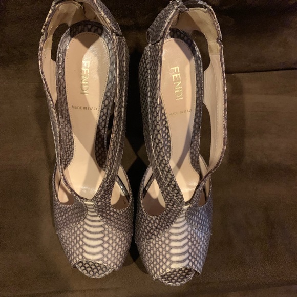 Authentic Fendi “Crazy in Love” Snakeskin Pumps - Picture 5 of 6
